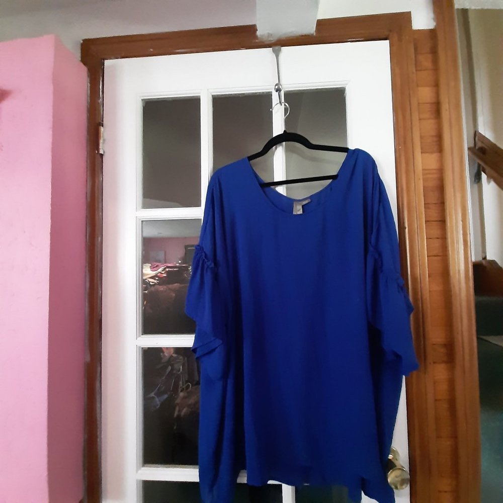 Very pretty 5x Penningtons stylish top with bell sleeves, in new condition